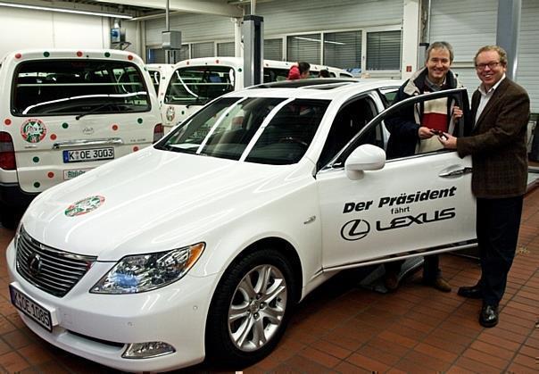 Jürgen Stolze (rechts), General Manager Öffentlichkeitsarbeit, übergab Vereinspräsident Hans Kölschbach den Schlüssel für den neuen Dienstwagen. Foto: Auto-Reporter/Toyota